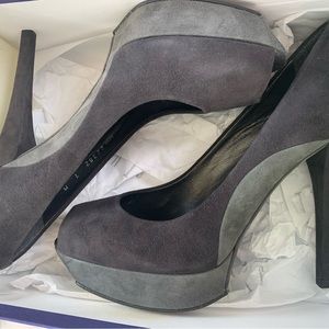 NIB STUART WEITZMAN ARCHER Gray Suede Heels Pumps Open Toe Size 7